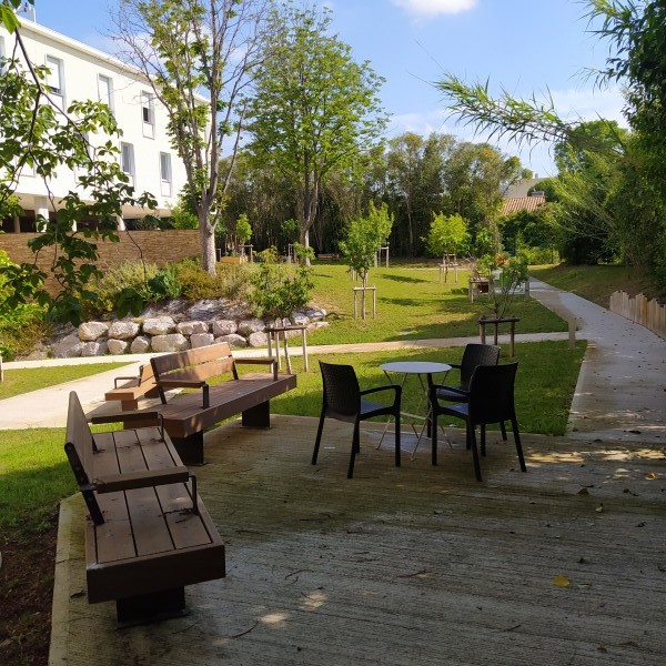 Bancs dans le parc